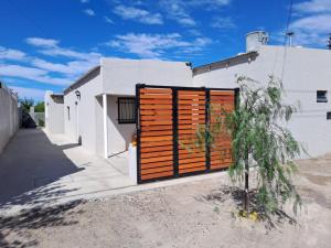 una puerta de madera en el lateral de una casa en Alquileres Oeste 1 en Puerto Madryn