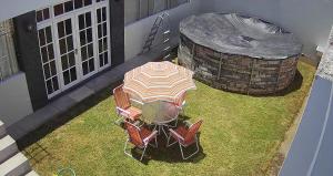 una vista aérea de una mesa y sillas con sombrilla en SAMANA WASI la punta, en Punta de Bombón