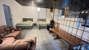 ein Wohnzimmer mit einem Sofa und einem Bett in der Unterkunft Haus Luise in Delmenhorst
