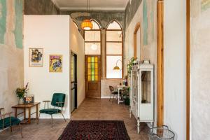 un corridoio con sedie e un tavolo in un edificio di Vintage High Design Lofts l by Bookiz a Tel Aviv