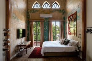 sypialnia z łóżkiem i dużym oknem w obiekcie Vintage high design lofts -by Bookiz w Tel Awiwie