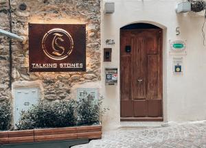 un edificio con una puerta y una señal en él en Talking Stones en Dolceacqua