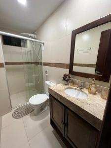 a bathroom with a toilet and a sink and a shower at Apartamento no Condomínio Sonhos da Serra - Bananeiras in Bananeiras