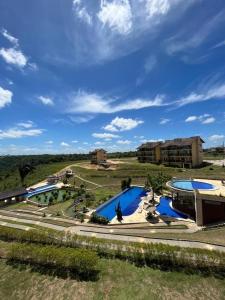 eine Luftansicht eines Resorts mit zwei Pools in der Unterkunft Apartamento no Condomínio Sonhos da Serra - Bananeiras in Bananeiras
