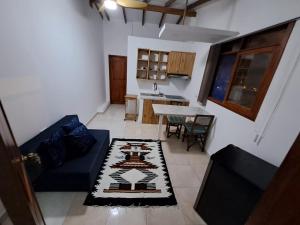 ein Wohnzimmer mit einem Sofa und einem Tisch in der Unterkunft Hostal SoleMare in Montañita