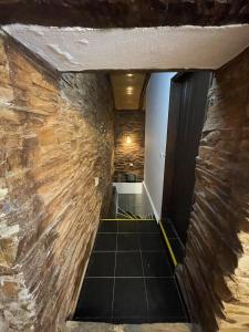 un pasillo en un edificio con una pared de piedra en Casa da Esculca, en Coja