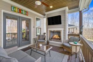sala de estar con chimenea y TV en Beautiful Home with Lake and Marina Access, Firepit, Golf Cart Included, en Estill Springs