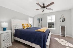 1 dormitorio con 1 cama y ventilador de techo en Beautiful Home with Lake and Marina Access, Firepit, Golf Cart Included, en Estill Springs