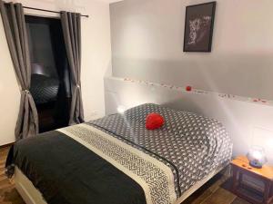 - une chambre avec un lit doté d'un cœur rouge dans l'établissement Gîte Bella-K, logement privatif en campagne à Gesves, à Gesves