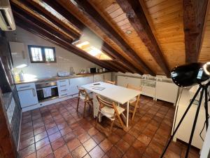 A kitchen or kitchenette at San Vicente Ferrer, dúplex para dos en Malasaña