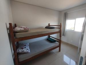 Zimmer mit 2 Etagenbetten in einem Zimmer in der Unterkunft Happy Apartamentos Unidade 2 in Cascavel