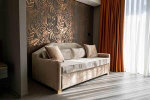 a couch sitting in a room with a wall at Divina Charme in Mascalucia +116 photos