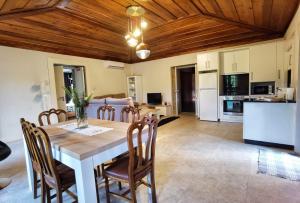 cocina y comedor con mesa y sillas en Quinta de Padreiro, en Arcos de Valdevez