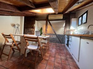 A kitchen or kitchenette at San Vicente Ferrer, dúplex para dos en Malasaña