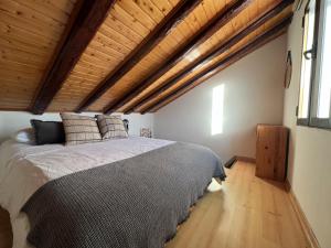 A bed or beds in a room at San Vicente Ferrer, dúplex para dos en Malasaña
