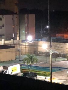 - Vistas a una pista de tenis por la noche en Talats_HomeCharm, en São Luís