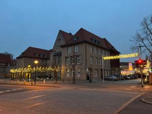 a street with a building with lights on it at Haus Luise Monteure in Delmenhorst