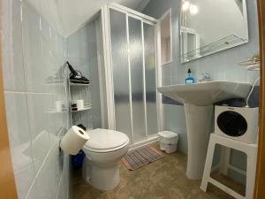 Un baño pequeño con inodoro y lavabo. en Alojamiento Balcón Al Cerezuelo, en Cazorla