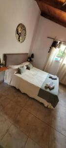 Un dormitorio con una cama con zapatos. en Casa de Campo- Terra Viva en San Salvador de Jujuy