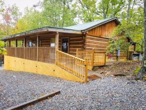 赛维尔维尔Rustic Cabin的小木屋设有通往门廊的斜坡