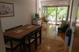 a dining room with a table and chairs and a room at Cómodo y Agradable Departamento Céntrico in Rosario