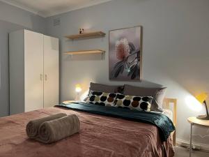 una camera da letto con un letto e un quadro sul muro di Yours 3 bedrooms house - Granny Flat Close to Park a Wyndham Vale
