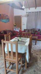 - une table à manger avec des chaises et un canapé dans l'établissement Casa independiente amoblada en Capiata, à Capiatá