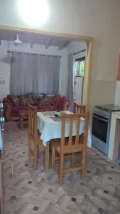 - une cuisine avec une table, des chaises et un canapé dans l'établissement Casa independiente amoblada en Capiata, à Capiatá