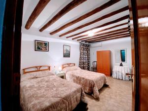 una habitación de hotel con dos camas en una habitación en Alojamiento Balcón Al Cerezuelo, en Cazorla