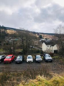 un gruppo di auto parcheggiate in un parcheggio di Afan Forest BunkHouse-Fantastic 6 Rooms -Sleeps 23 a Glyncorrwg