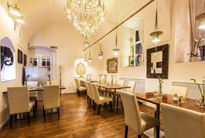 Posezení v ubytování Hotel U Zlateho jelena