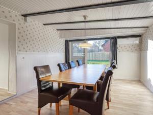 Un comedor con mesa y sillas de madera. en 8 person holiday home in Nysted-By Traum, en Nysted