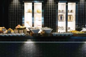 ein Buffet mit ausgestellten Speisen in einem Restaurant in der Unterkunft RYSE, Autograph Collection by Marriott in Seoul