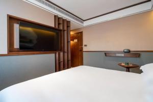 Letto o letti in una camera di Nostalgia S Hotel Near Beijing Xidan Financial Street-Central Conservatory of Music, Tian'anmen Square, The Capital Museum, 10 minutes away from Beijing West Railway Station, Free ice cream, coffee and laundry service