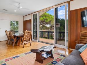 - un salon avec une table et une salle à manger dans l'établissement 4 Wilto Street, à Normanville