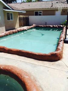Amazing BBQ POOl home at center of LA美式四房大地泳池烧烤区美屋内部或周边的泳池