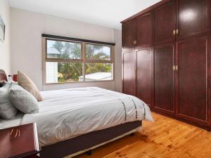 - une chambre avec un grand lit et une fenêtre dans l'établissement 4 Wilto Street, à Normanville