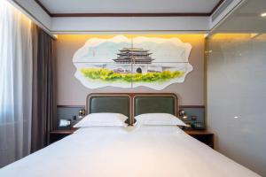 Letto o letti in una camera di Nostalgia S Hotel Near Beijing Xidan Financial Street-Central Conservatory of Music, Tian'anmen Square, The Capital Museum, 10 minutes away from Beijing West Railway Station, Free ice cream, coffee and laundry service