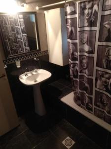 baño con lavabo y cortina de ducha en casa amplia, cómoda y céntrica para 5 personas en Necochea