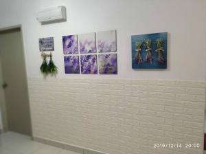 un mur avec trois photos sur un mur dans l'établissement Lavender home, à Nilai
