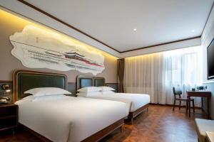 Letto o letti in una camera di Nostalgia S Hotel Near Beijing Xidan Financial Street-Central Conservatory of Music, Tian'anmen Square, The Capital Museum, 10 minutes away from Beijing West Railway Station, Free ice cream, coffee and laundry service