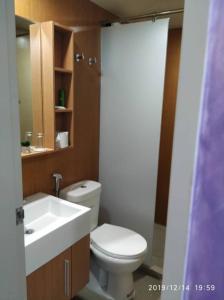 La salle de bains est pourvue de toilettes, d'un lavabo et d'une douche. dans l'établissement Lavender home, à Nilai