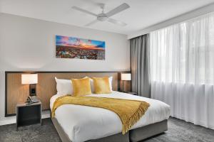 Кровать или кровати в номере The Remington Orange