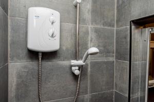 Ένα μπάνιο στο Shirley House 1, Guest House, Self Catering, Self Check in with smart locks, use of Fully Equipped Kitchen, Walking Distance to Southampton Central, Excellent Transport Links, Ideal for Longer Stays +160 φωτογραφίες