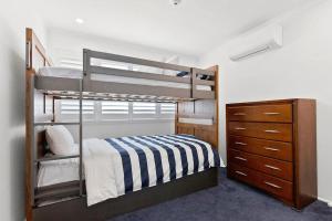Двухъярусная кровать или двухъярусные кровати в номере Mooloolaba Oasis 4bd Home, Pool