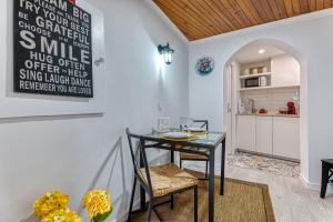 una sala da pranzo con tavolo e una cucina di Alfama Rose Apartment a Lisbona