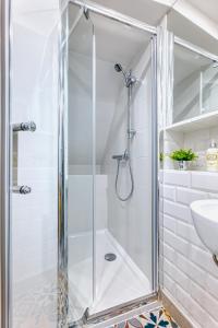una doccia con porta in vetro in bagno di Alfama Rose Apartment a Lisbona