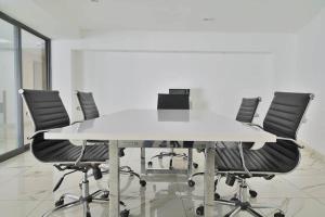 uma sala de reuniões com uma mesa branca e cadeiras em Chapultepec Residence NEW em Guadalajara