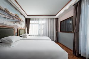 Letto o letti in una camera di Nostalgia S Hotel Near Beijing Xidan Financial Street-Central Conservatory of Music, Tian'anmen Square, The Capital Museum, 10 minutes away from Beijing West Railway Station, Free ice cream, coffee and laundry service