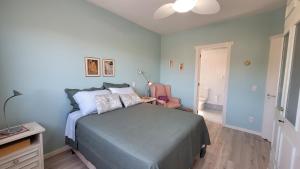 Ένα ή περισσότερα κρεβάτια σε δωμάτιο στο Apto ao lado da rua coberta